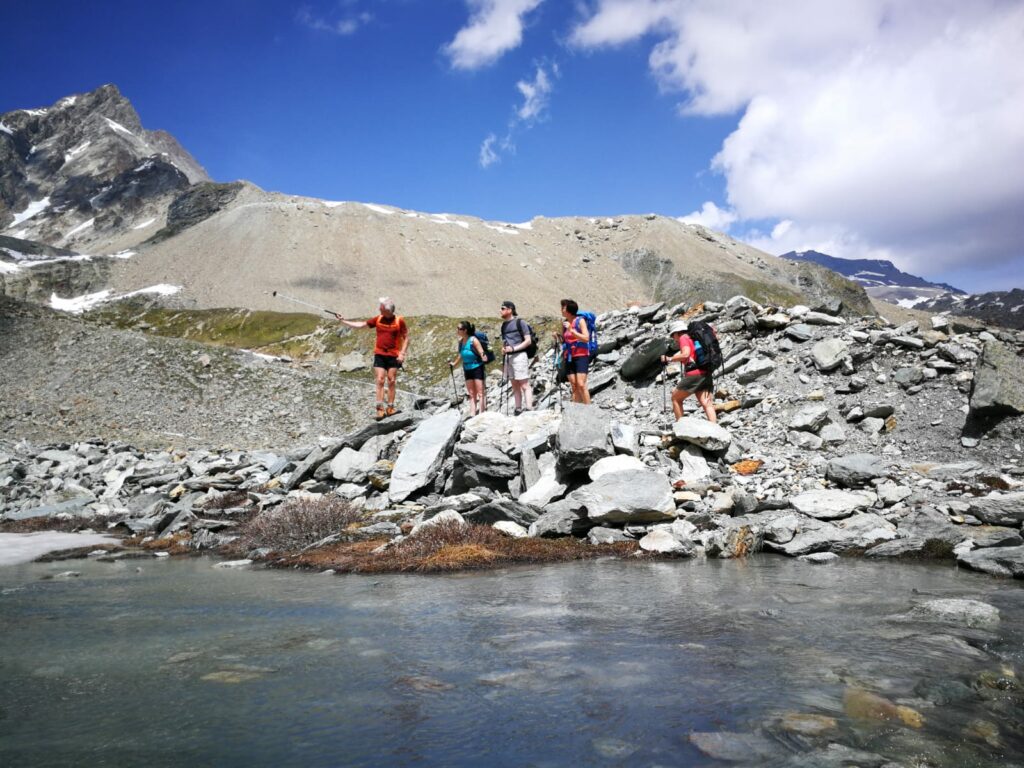 Trekking au bord d'un lac